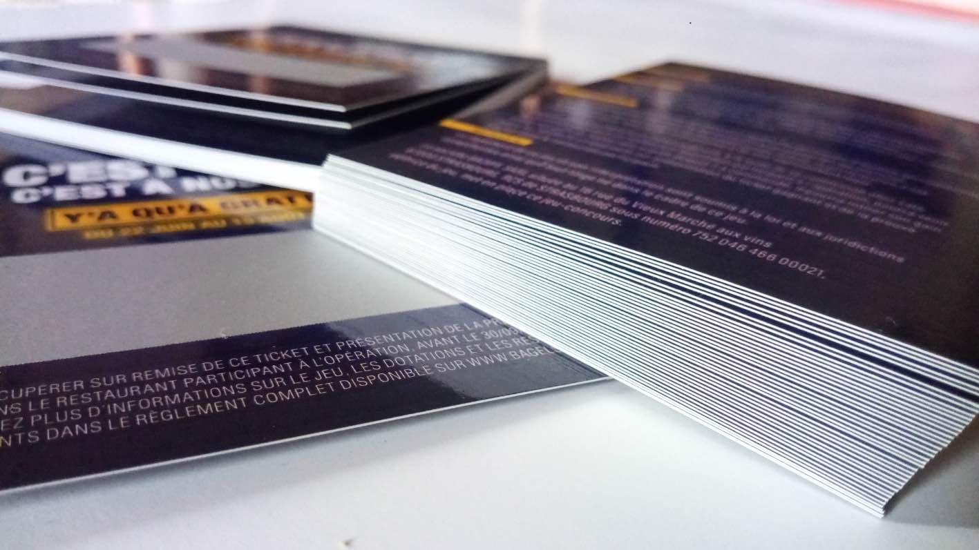 De nos jours, les entreprises souhaitant promouvoir un produit à travers une campagne publicitaire sont nombreuses et cherchent toutes à être les plus inventives possible. En effet, beaucoup de consommateurs sont lassés des publicités classiques et il faut redoubler d’originalité pour réussir à capter leur attention et à les faire s’intéresser au produit ou au service que vous cherchez à promouvoir. Ce qui attire le plus le public, ce sont les jeux. À la fois ludiques et amusants, les jeux attirent beaucoup de consommateurs qui se prennent vite au jeu et veulent tenter de remporter un prix. En France, les tickets à gratter sont très populaires et génèrent un chiffre de ventes de plus de quinze millions d’euros par an. En effet, vu comme un moyen ludique de remporter quelque chose, ces petits cartons personnalisables séduisent énormément de personnes, de tous milieux sociaux confondus. Alors pourquoi ne pas utiliser des tickets à gratter dans votre prochaine campagne publicitaire afin d’attiser la curiosité de potentiels clients et ainsi d’élargir votre clientèle tout en fidélisant celle que vous avez déjà ?