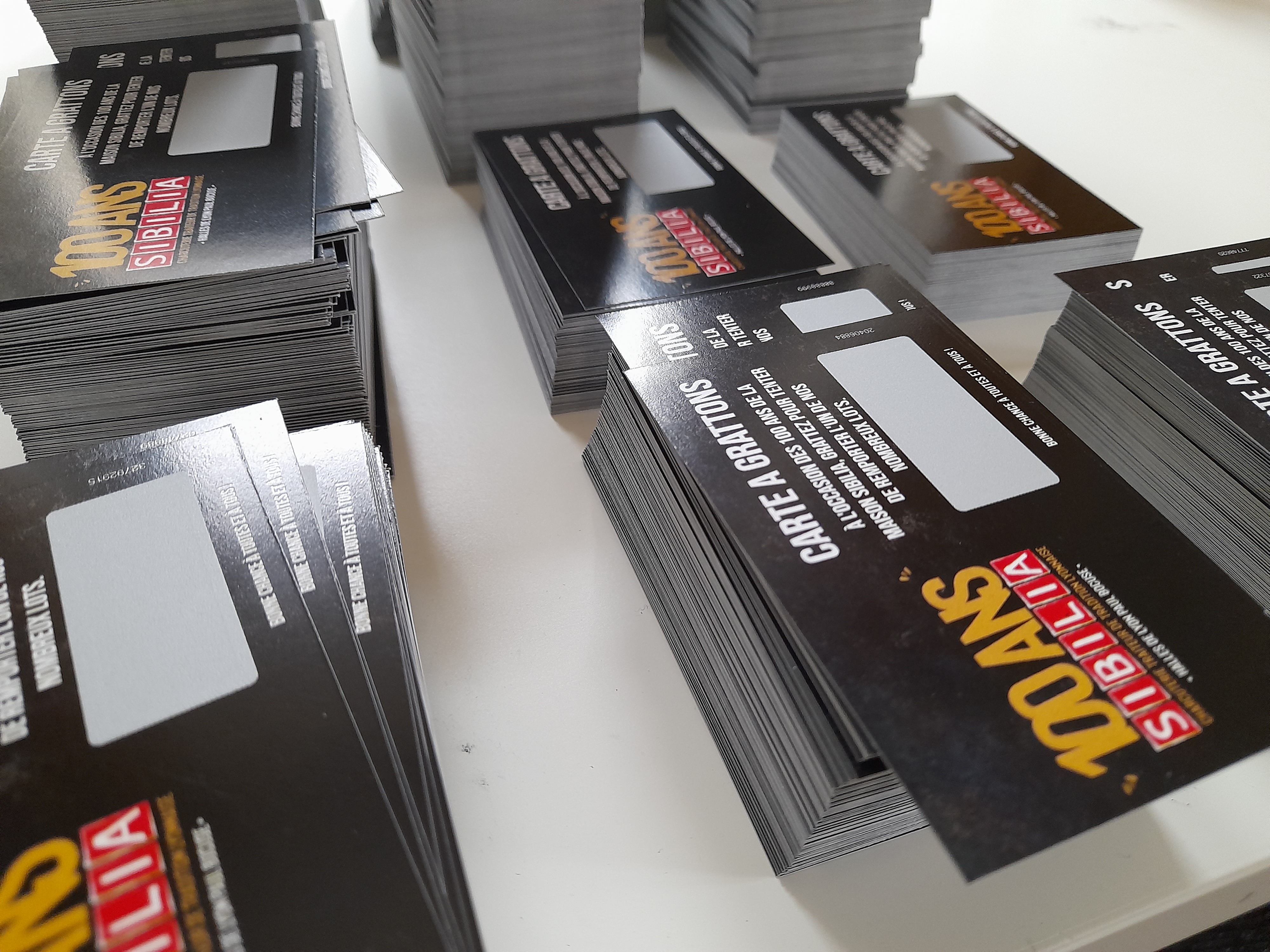 C’est dans les années 1980 que les jeux de grattage arrivent en France, et, depuis, l’intérêt du public ne s’est jamais amoindri. Le succès est tel qu’on intègre désormais le jeu à gratter dans les stratégies de marketing de la plupart des entreprises. Ainsi, lorsqu’une société souhaite réaliser une animation commerciale, la <a href='https://www.scratcher.fr/cartes-a-gratter'>cartes à gratter</a> peut aussi bien servir à attirer de nouveaux clients qu’à fidéliser les autres. Pourquoi cette stratégie permet-elle d’avoir des résultats aussi pertinents ?