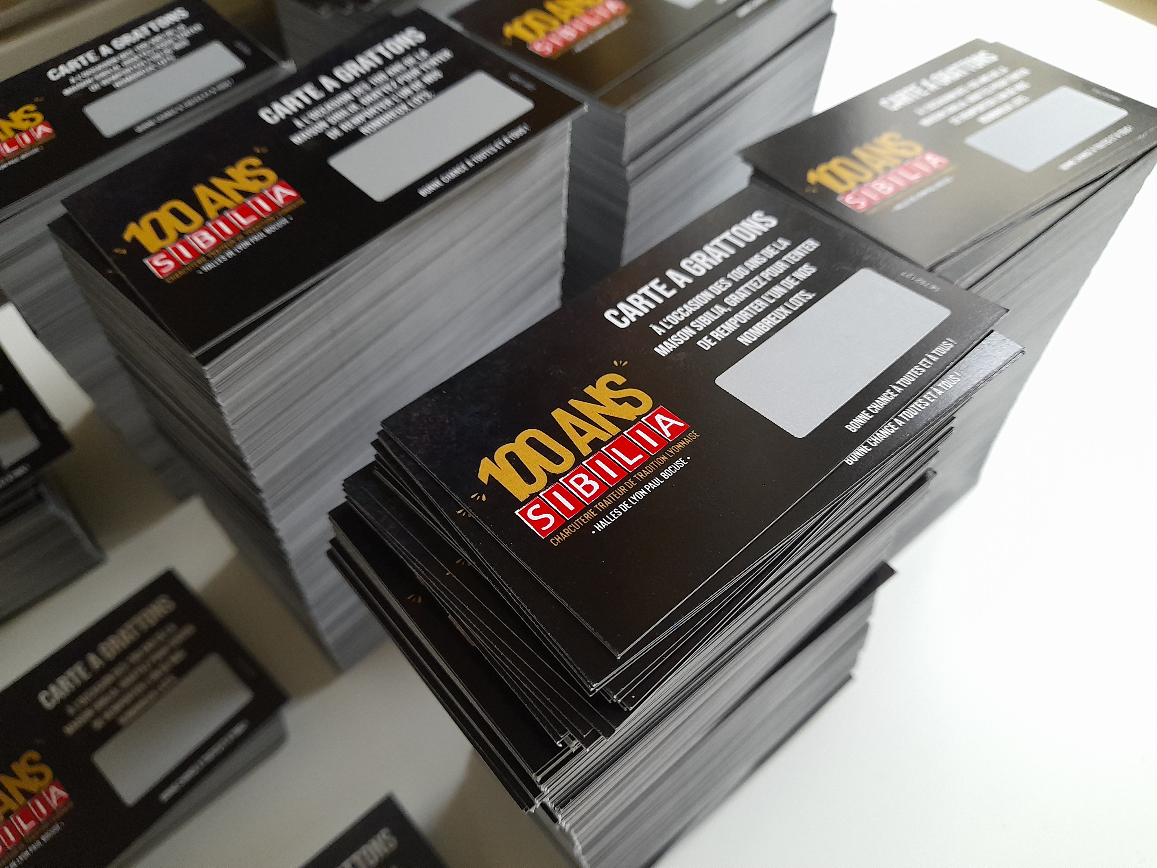 C’est dans les années 1980 que le ticket à gratter connaît un succès qui n’a, depuis, pas décru. Les années passent, et il est toujours très prisé par les Français. Au-delà du plaisir personnel en allant chercher son journal, la carte à gratter est aussi utilisée comme un moyen de communication par les entreprises, tandis que d’autres le mettent à l’honneur dans diverses animations commerciales. Mais au fait, pourquoi ça marche si bien, et comment l’utiliser efficacement pour votre entreprise ?