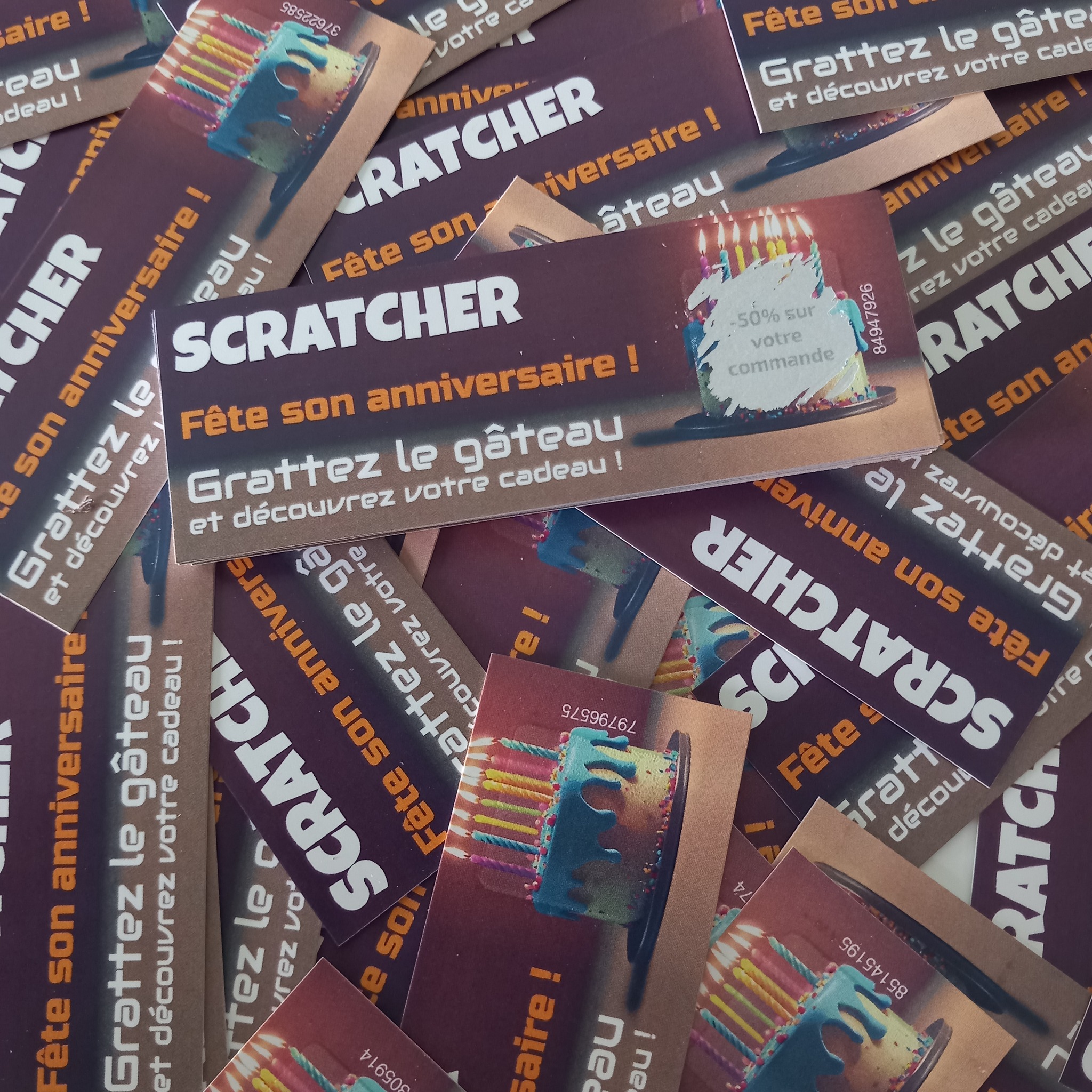 Fêter un anniversaire est toujours une source de joie et de bonheur. Que ce soit pour un enfant ou un adulte, cette occasion représente un moment spécial à célébrer. Les tickets à gratter personnalisés peuvent offrir une touche supplémentaire à cet événement et le rendre mémorable. Ils permettent de donner une saveur unique à un anniversaire et de créer un souvenir inoubliable. Grâce à la personnalisation, il est possible d’utiliser des formules de souhaits spécifiques ; c’est le moyen idéal de se démarquer tout en offrant un grand plaisir à la personne qui fête son anniversaire. Si vous cherchez à comprendre en quoi ces tickets peuvent rendre la célébration exceptionnelle et mémorable, cet article est fait pour vous !